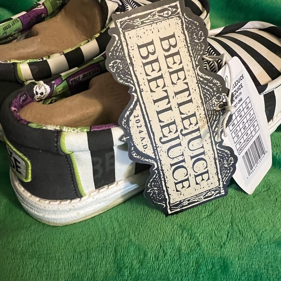 Limited edition Hey Dudes BEETLEJUICE new in original packaging with tags - Picture 3 of 5